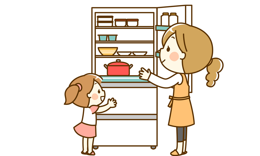 冷蔵庫を確認する親子